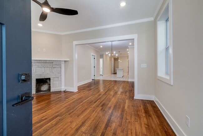 Building Photo - Townhome Close To Downtown..Available NOW!!!