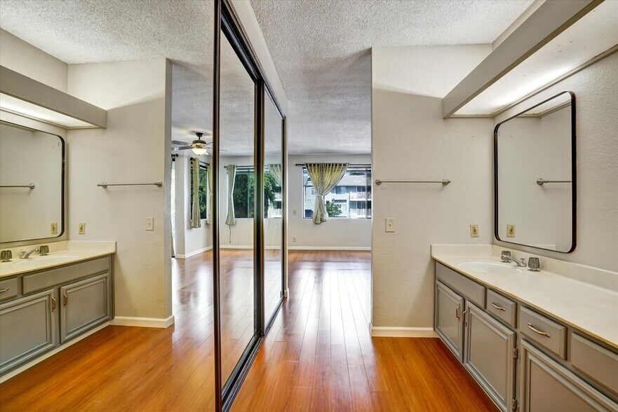 Building Photo - 3402 Pinewood Terrace