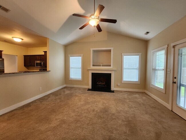 Building Photo - 3 Bedroom home with an upstair bonus room ...