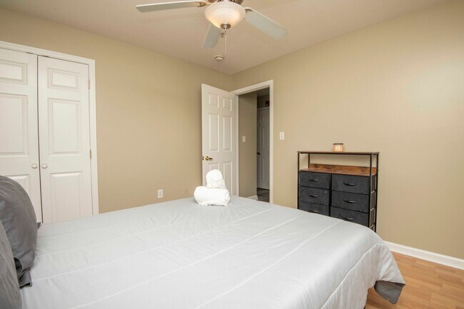 Building Photo - Knoxville 37916 - 3 bedroom, 2 bath condo in UT area, Short term rental considered @ $3400 a mont...