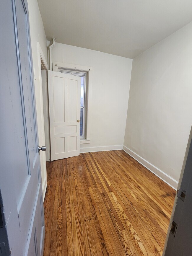 Building Photo - 3044 6th Ave