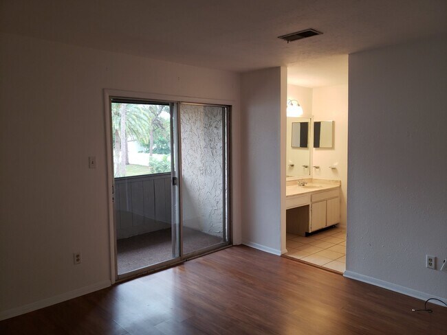 Building Photo - 2 Bedroom 2.5 Bath Townhouse with covered parking