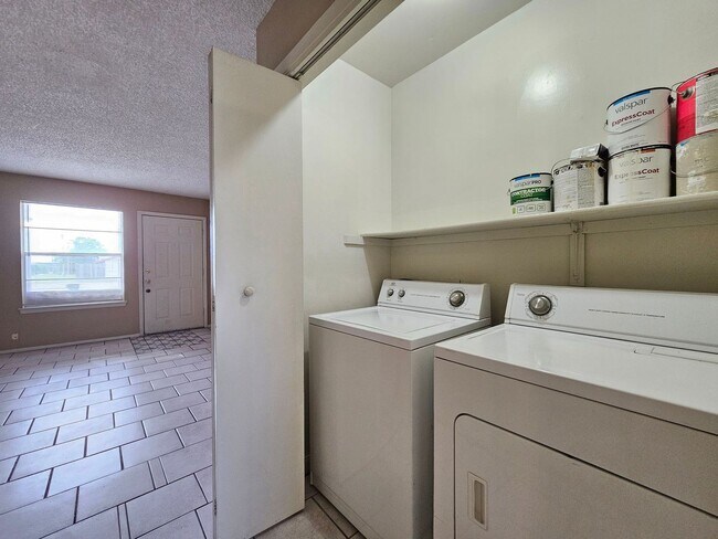 Building Photo - RENT SPECIAL - AVAILABLE NOW!