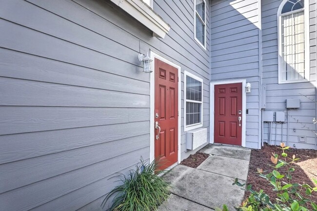 Building Photo - Townhome in Davenport now Available!
