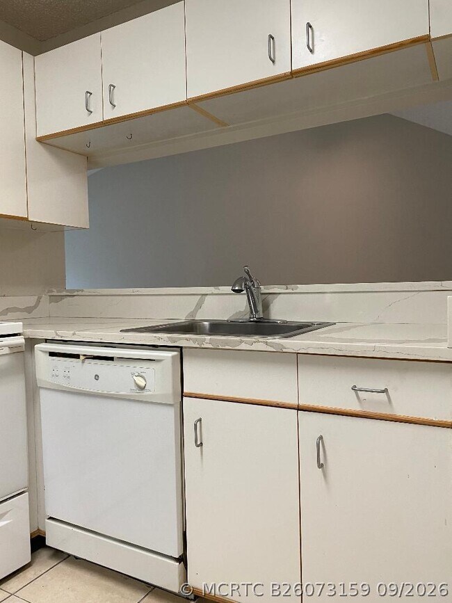 Building Photo - 1095 Coral Club Dr