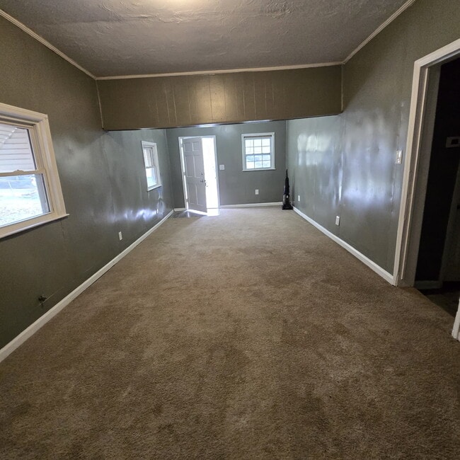 Building Photo - Great Craftsman style home with large private yard that's partially fenced.