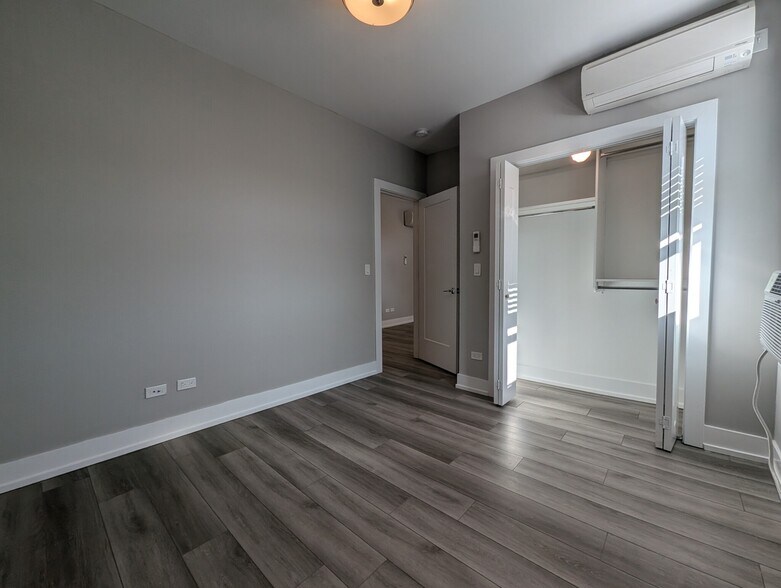 Building Photo - 3943 N Janssen Ave