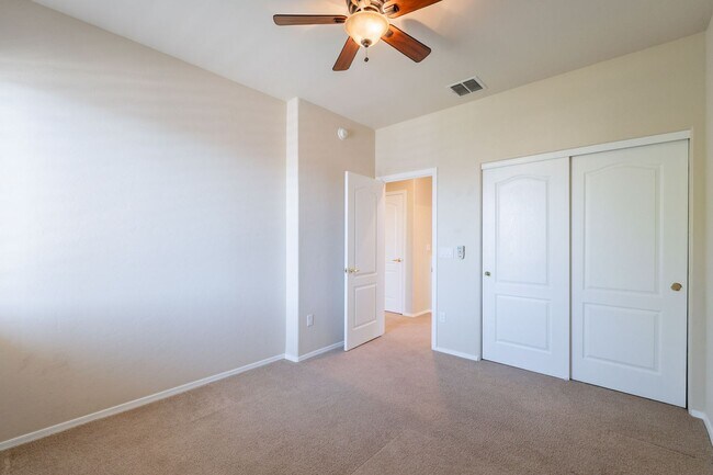 Building Photo - Bright, Spacious Riverside Crossing Retrea...