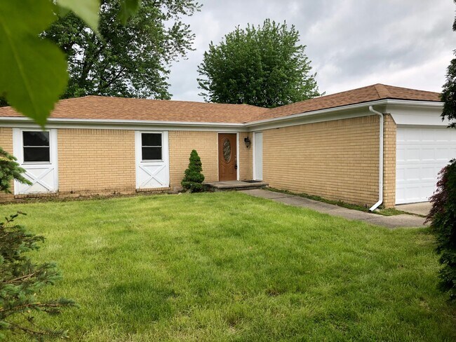 Building Photo - Updated 3 bedroom 1.5 bath home in desirab...