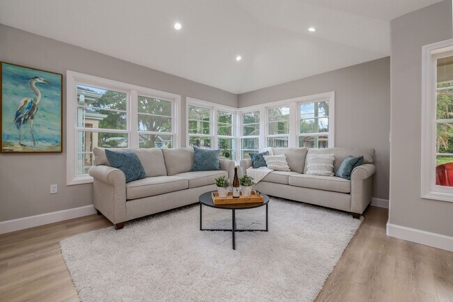 Building Photo - Adorable rental available in heart of Orlando !