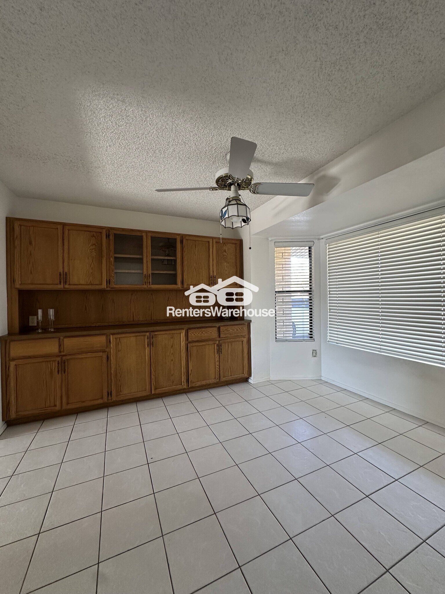 Building Photo - 1011 E Renee Dr