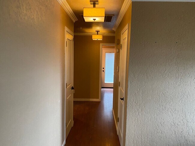 Building Photo - Country living and space!