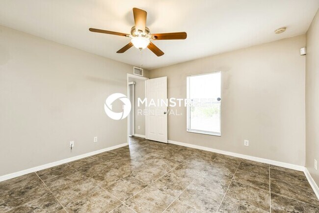 Building Photo - 3 Bedroom Pet-Friendly Home in Lehigh Acre...