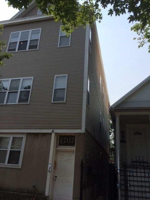 Primary Photo - 1707 W Roscoe St