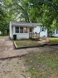 Building Photo - 2 bedroom 1 bath home with central air