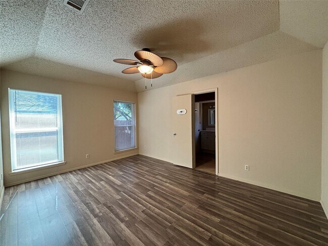 Building Photo - Beautifully updated 3-bedroom 2-bath home