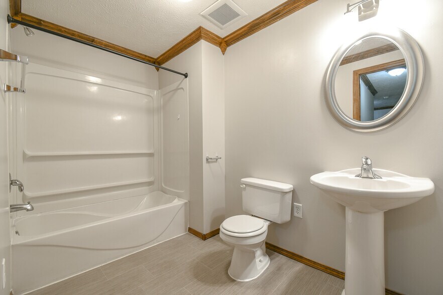 Building Photo - 9412 Forest Glen Dr