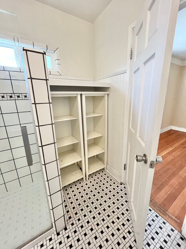Building Photo - MOVE IN READY!! 2 BEDROOM 1 BATH W/OFFICES