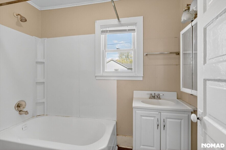 Building Photo - 1491 S 3rd Ave