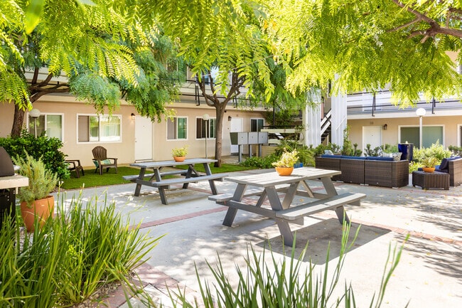 Hangout - Chloe's Apartment's on Arlington