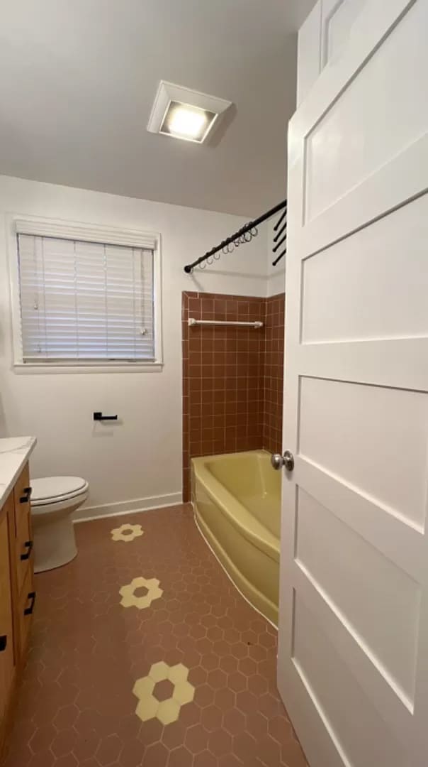 Building Photo - 2927 Hillhurst Dr