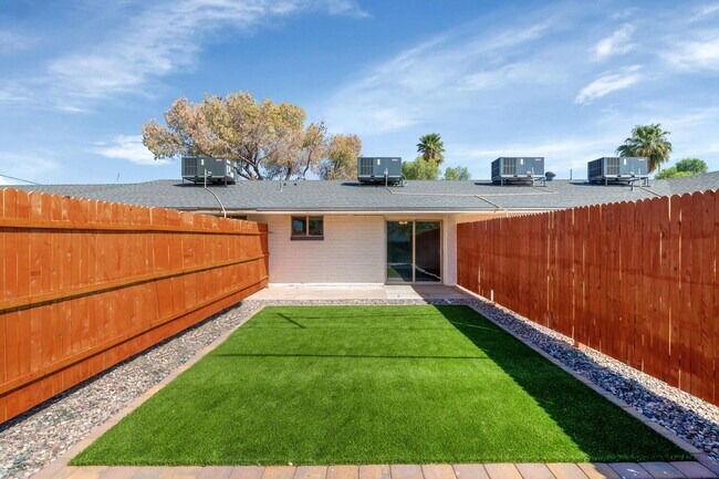 Building Photo - Remodeled 1BR with Private Yard + $400 Gift Card – Move In Today