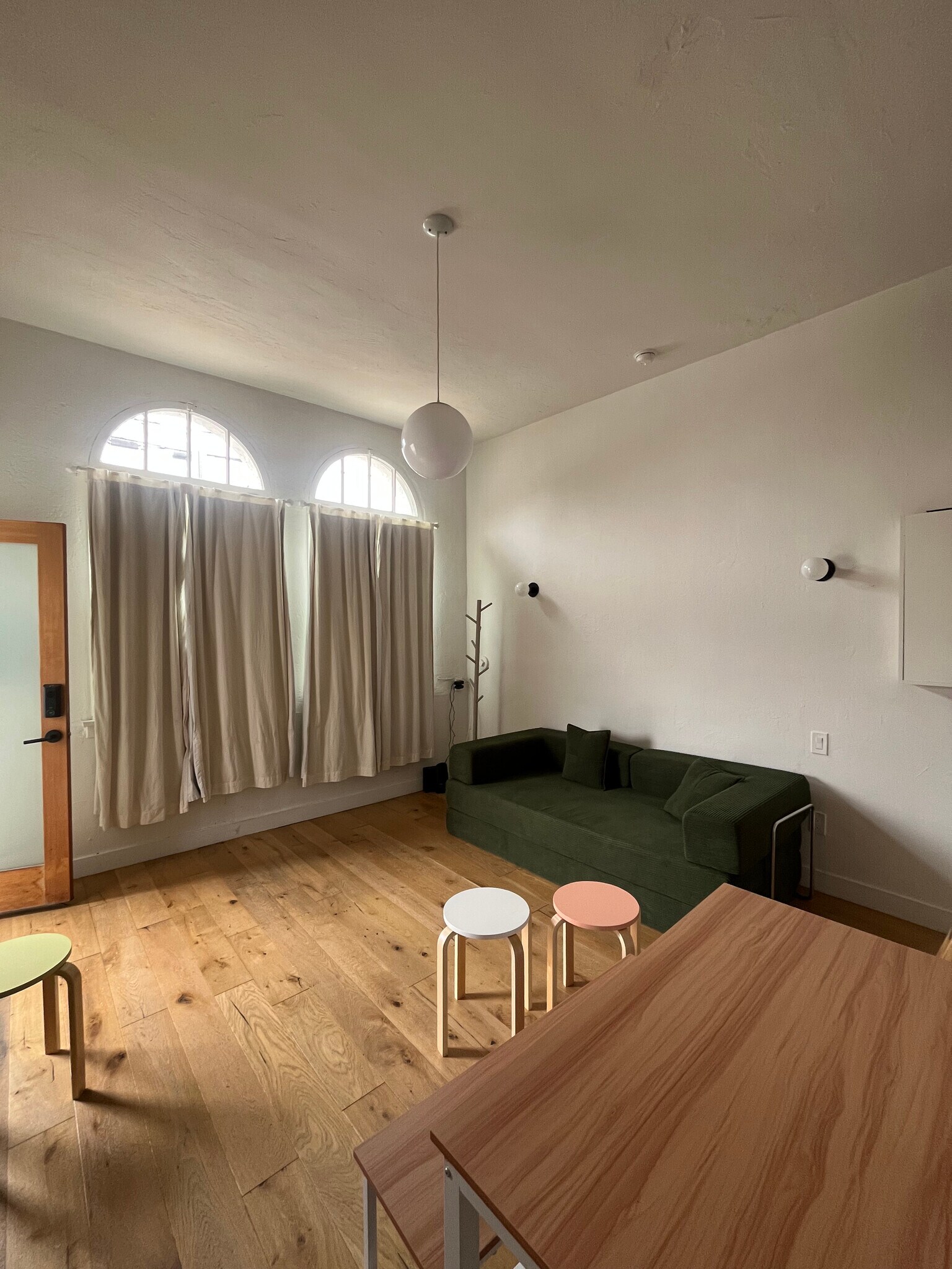 Building Photo - 1341 1/2 Lilac Ter