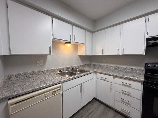 Building Photo - Renovated Glendale 3 Bedroom Condo with New Flooring