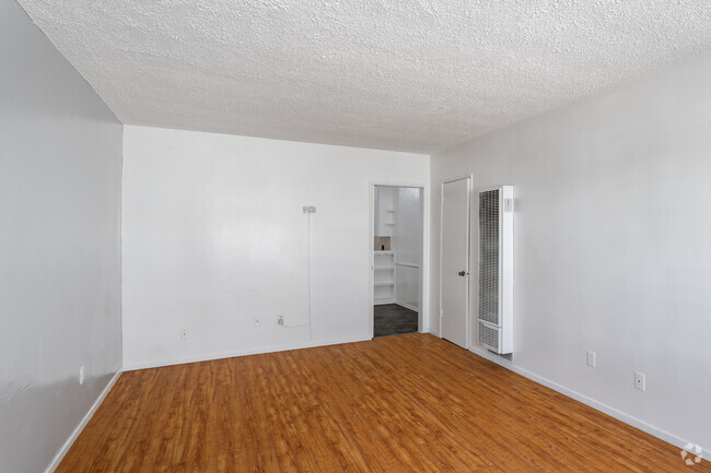 0BR, 1BA - 600 SF - 6755-6773 Yucca Street