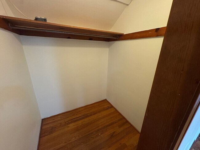 Building Photo - Available NOW! 4 Bed 2 Full Bath House