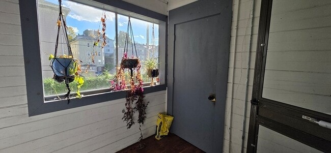 Building Photo - 72 Seymour St