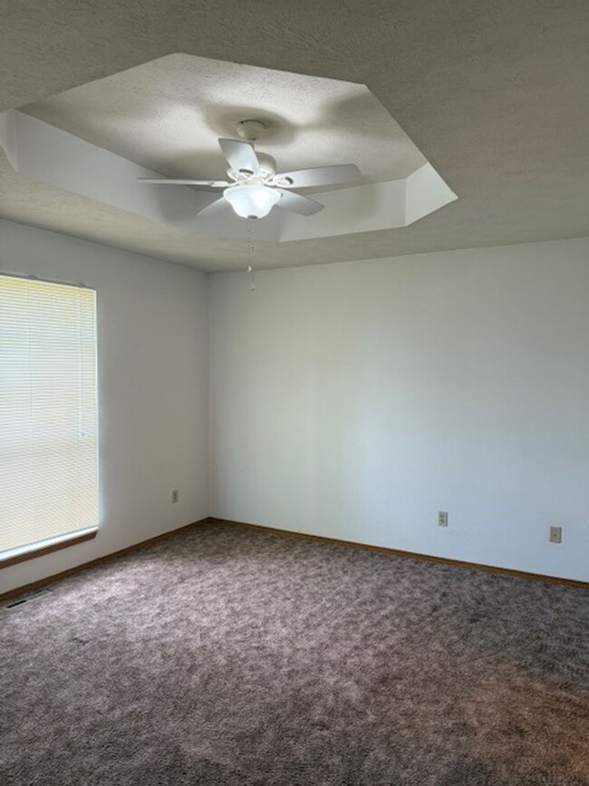Building Photo - Duplex in Nixa!