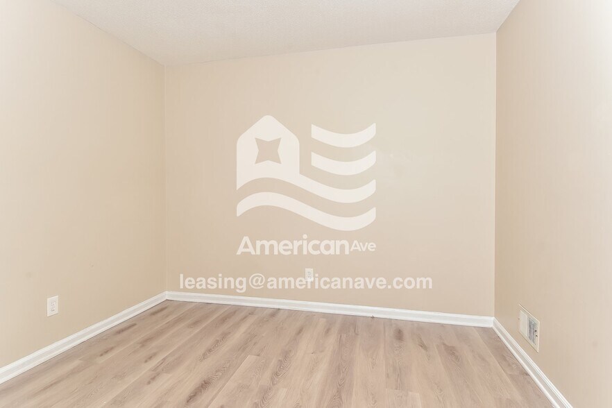 Building Photo - 4016 Williamsburg Dr