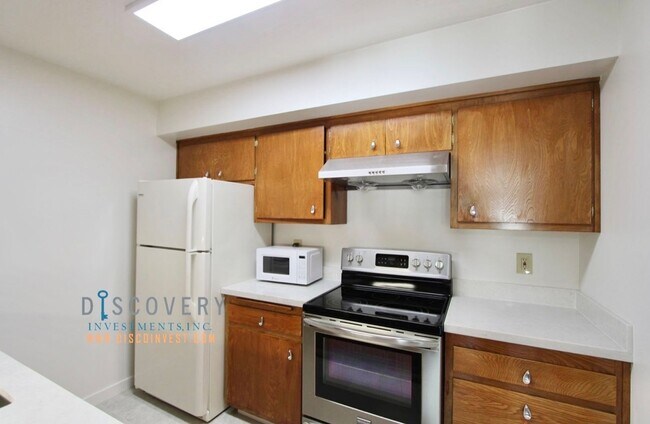 Building Photo - Spacious One Plus Bedroom Condominum off Broadway Terrace