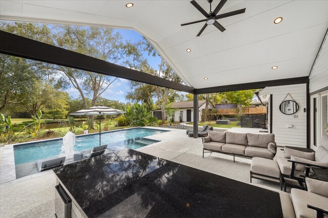 Building Photo - 205 W Bayou Dr