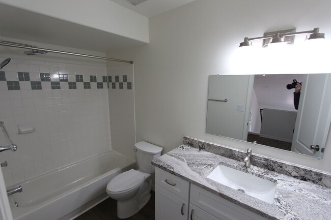 Building Photo - $500 Move-In Special | Spacious End-Unit Townhome in Village at Elk Run