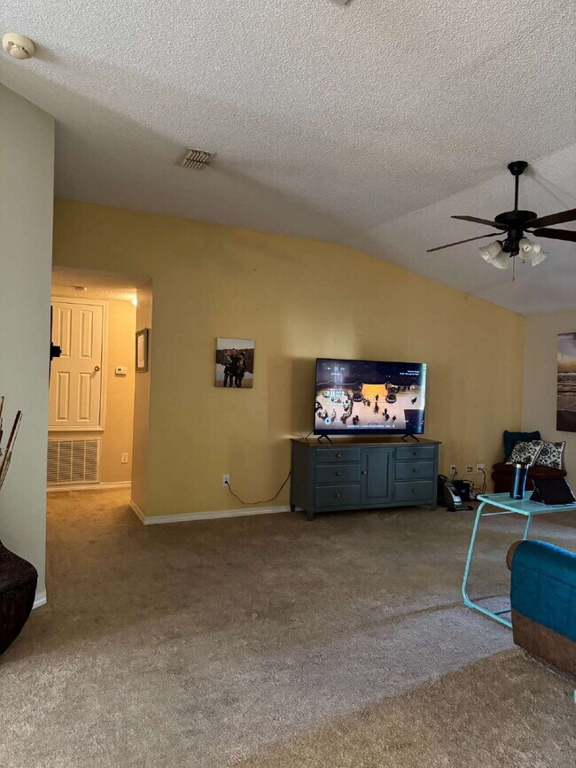 Building Photo - "Spacious 4-Bed Family Home in Milton with...