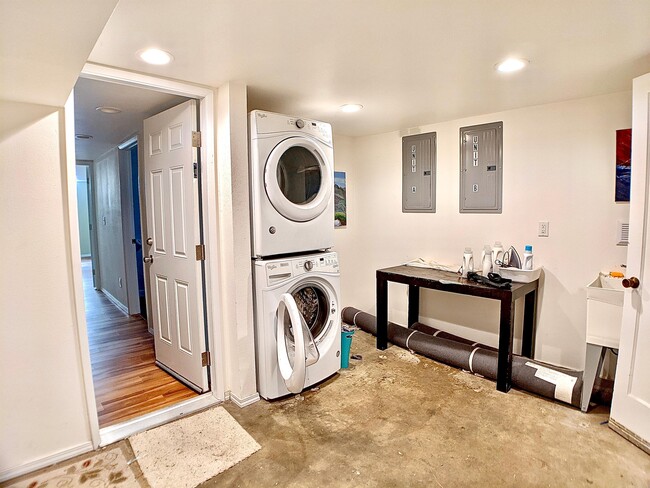 Building Photo - 5404 NE 54th Ave