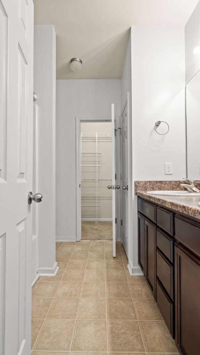 Building Photo - "Charming 2-Bed Townhouse with 2.5 Baths i...