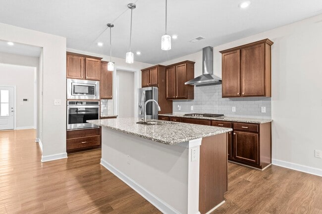 Building Photo - 5 bedroom 3.5 bath home in desired community