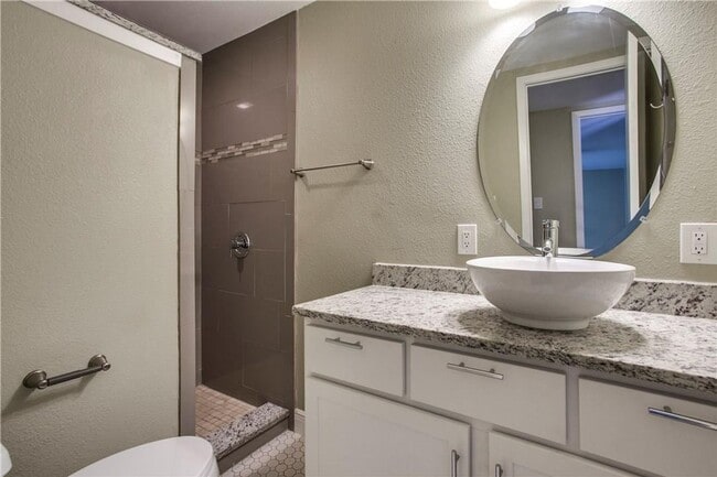 Building Photo - Adorable Condo in Oak Lawn!