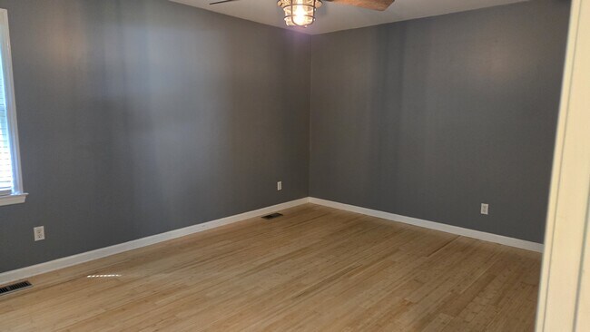 Building Photo - 474 Robin Ln