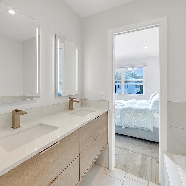 Building Photo - 1991 NE 15th Ave