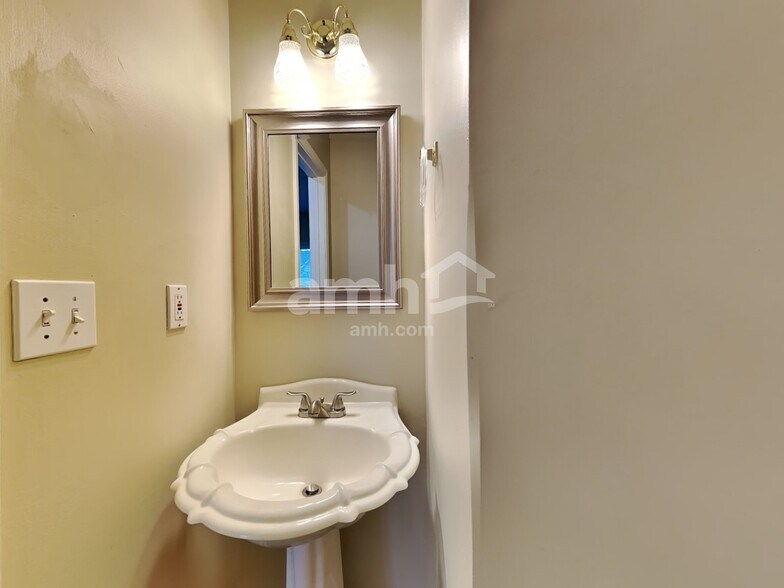 Building Photo - 7474 Clipper Cove