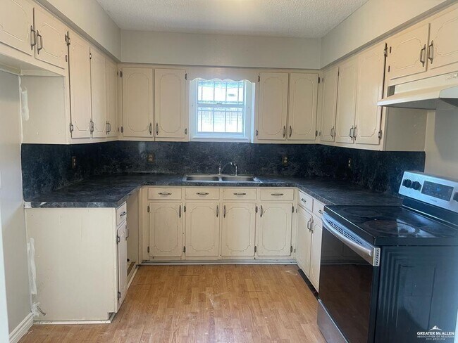 Building Photo - 14-25 1/2 N 25 1/2 St