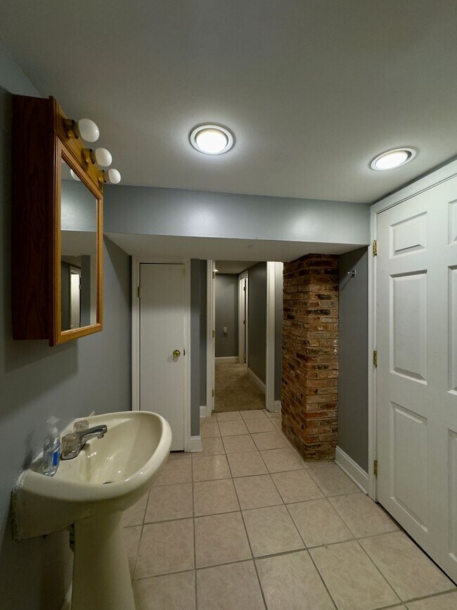 Building Photo - Charming 2Bed/2.5Bath in Washington Vilage - Extra Space in the Basement