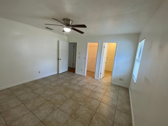 Building Photo - 5 Teak Loop Ln