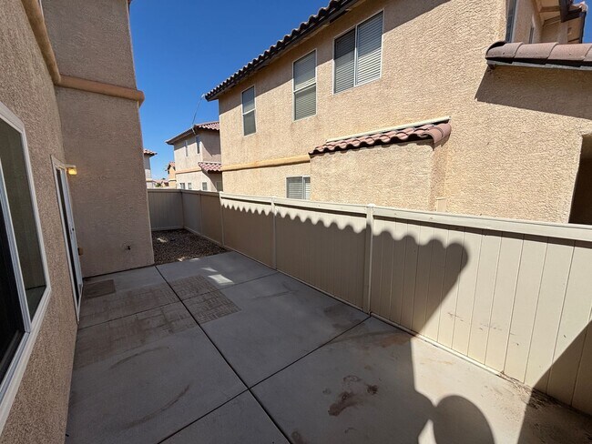 Building Photo - Beautiful 5Bed/2.5Bath/2Car home located near Seven Hills