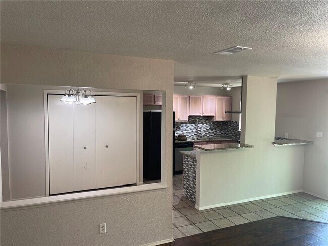 Building Photo - 630 Valley View Dr