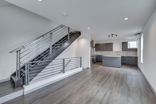 Building Photo - 2 bedroom open lay out townhome in Georget...
